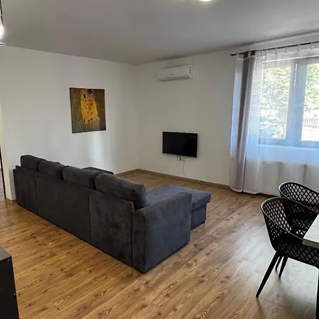 City Apartman דירה *